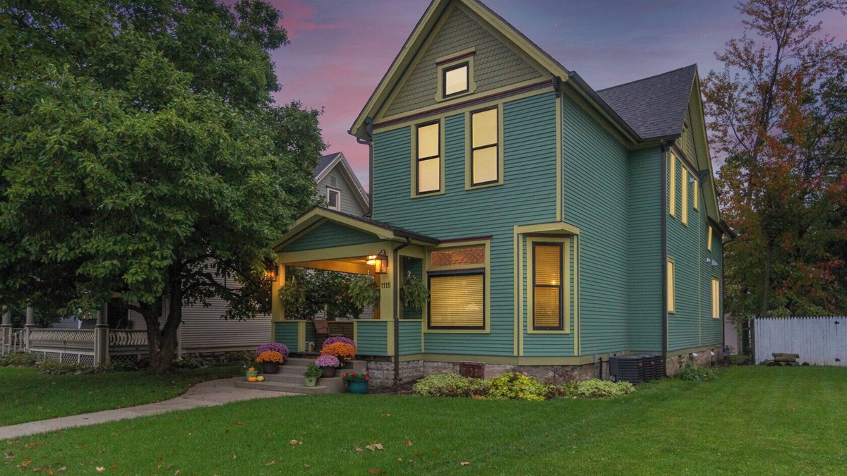 Fort Wayne House | Historic Urban Retreat Fit for a KING!