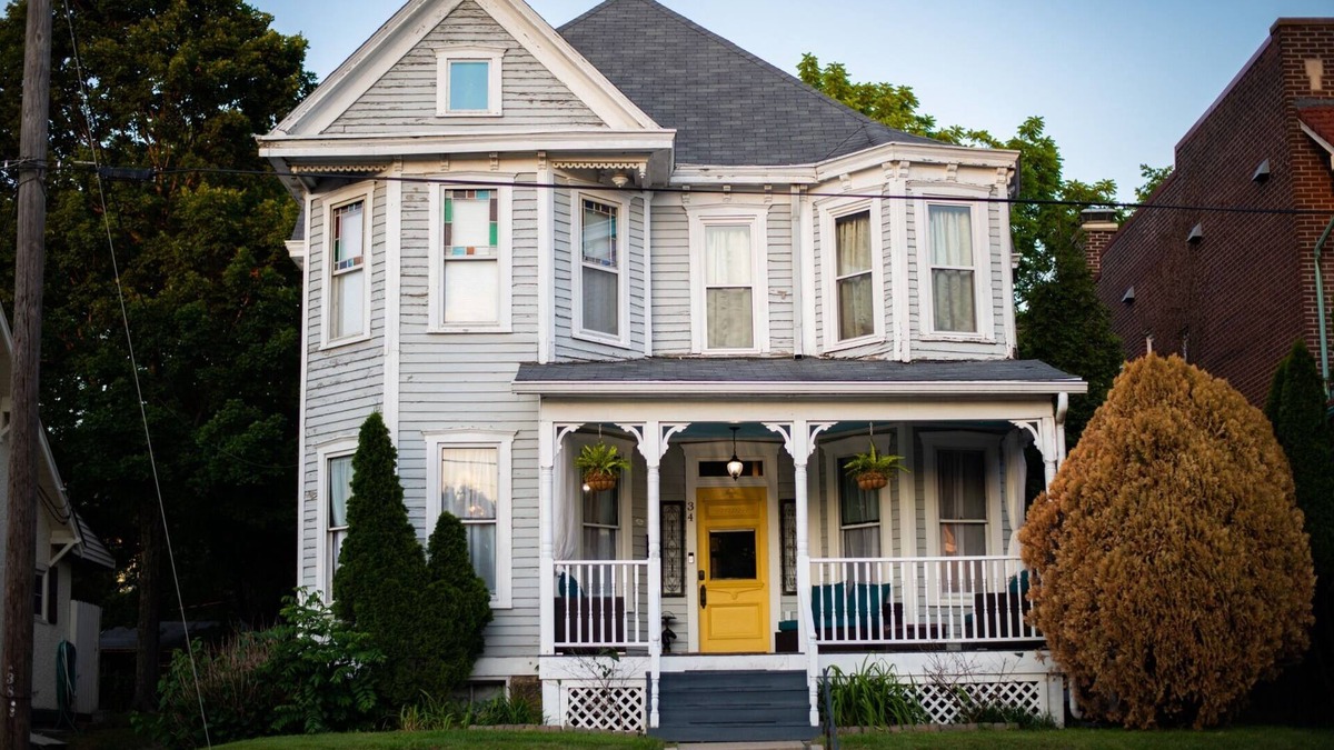 Elco House | Historic Victorian - Walkable to Downtown Cape Girardeau - King Bed - Fast Wifi