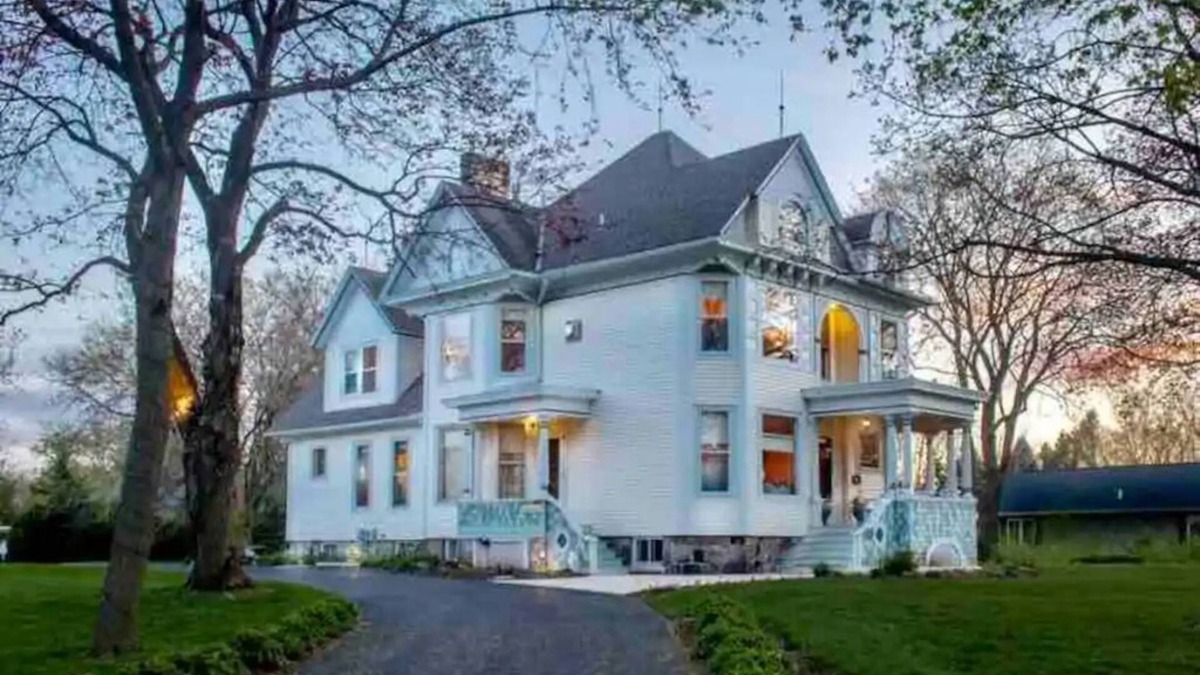 Wales House | Historic, Vintage, Classy, 11 bed, 5+ bath!