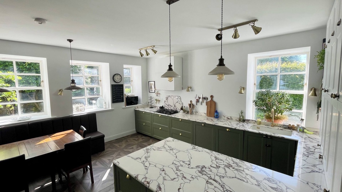 Kilwinning House | Historic Woodland Getaway, Perfect for Cosy Gatherings - v family-friendly