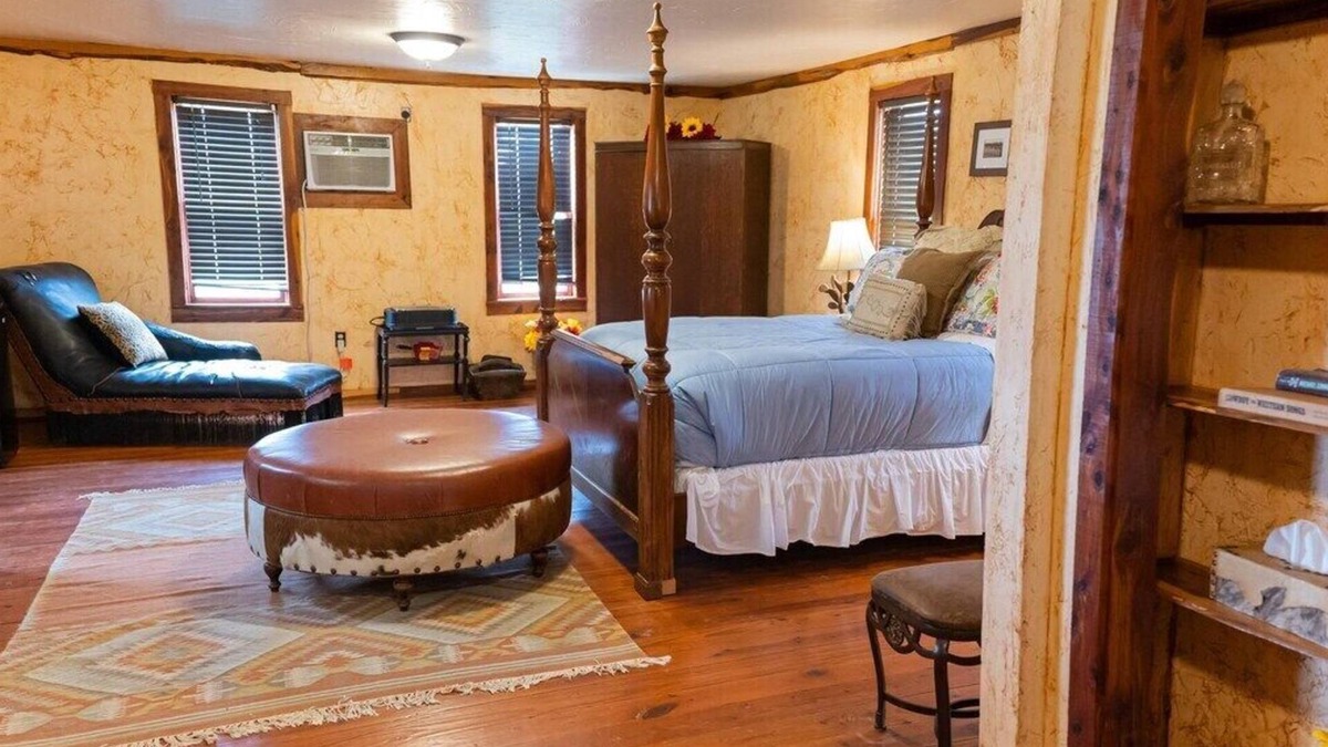Satin Hostel | Historic Yellow Hotel, Private Romantic Getaway