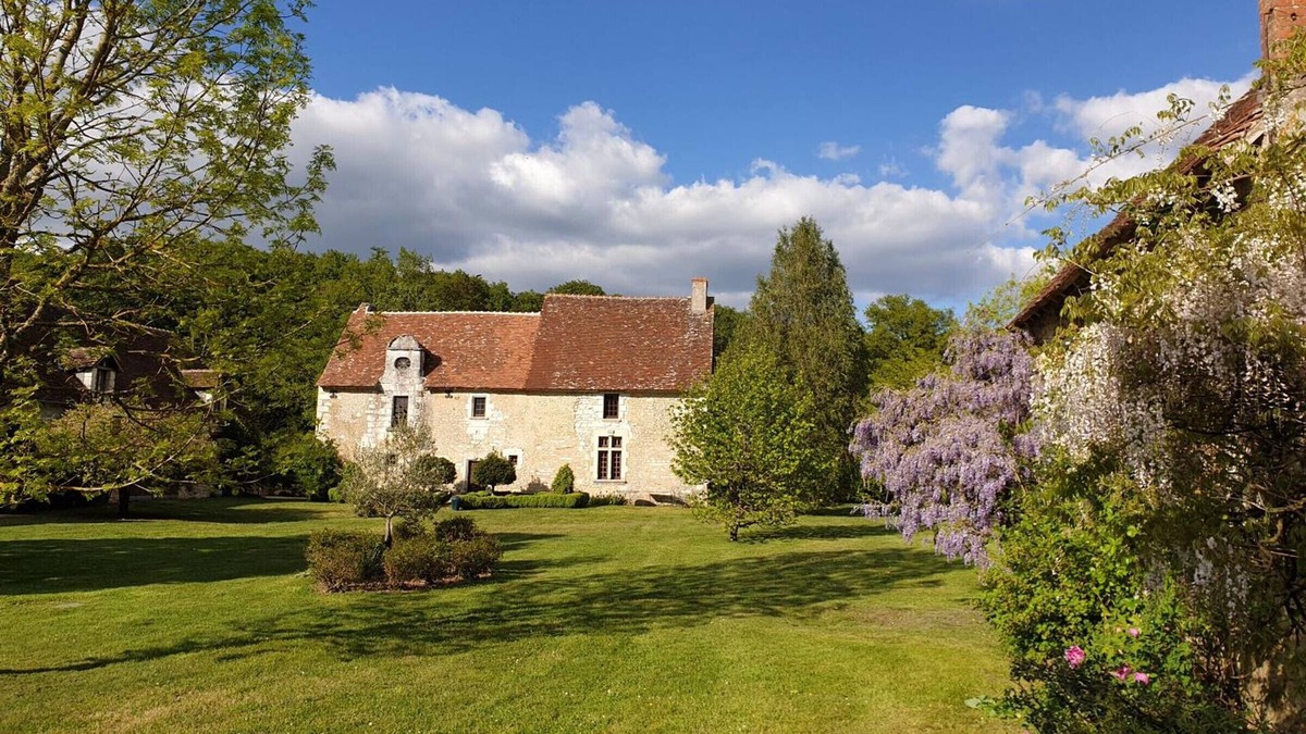 Les Bucherons Cottage | Historical 15th Century Hunting Lodge with Heated Pool near Beauval Zoo