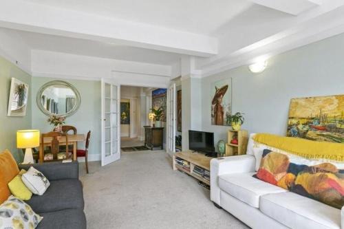 Oriental Bay Apartment | Historical 2 beds apartment with Harbour Views in OBay