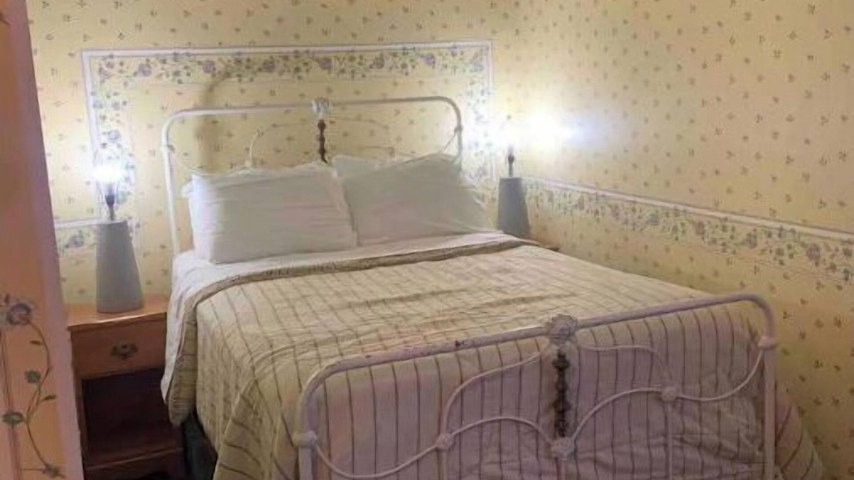 Niagara-on-the-Lake Apartment | Historical King George Inn 7