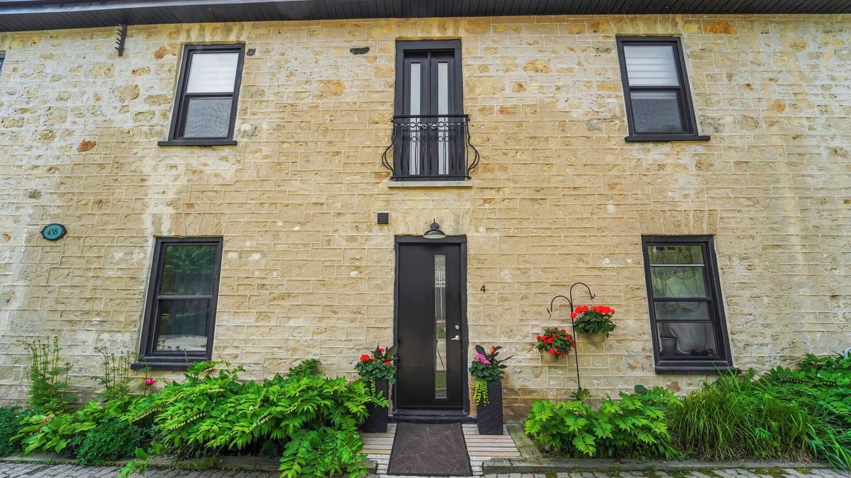 Salem Apartment | Historical Dreamy Loft Retreat in the Heart of Elora- Minutes from Downtown