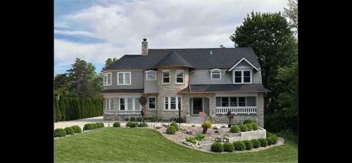 Des Moines Apartment | Historical Oscar Lofquist house in the heart of Des Moines