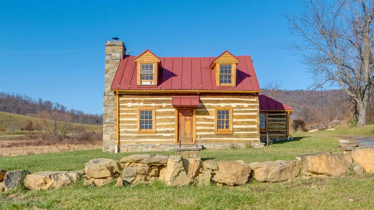 Paris Cabin | Historical Paris Cabin on Farm w/Fire Pit!