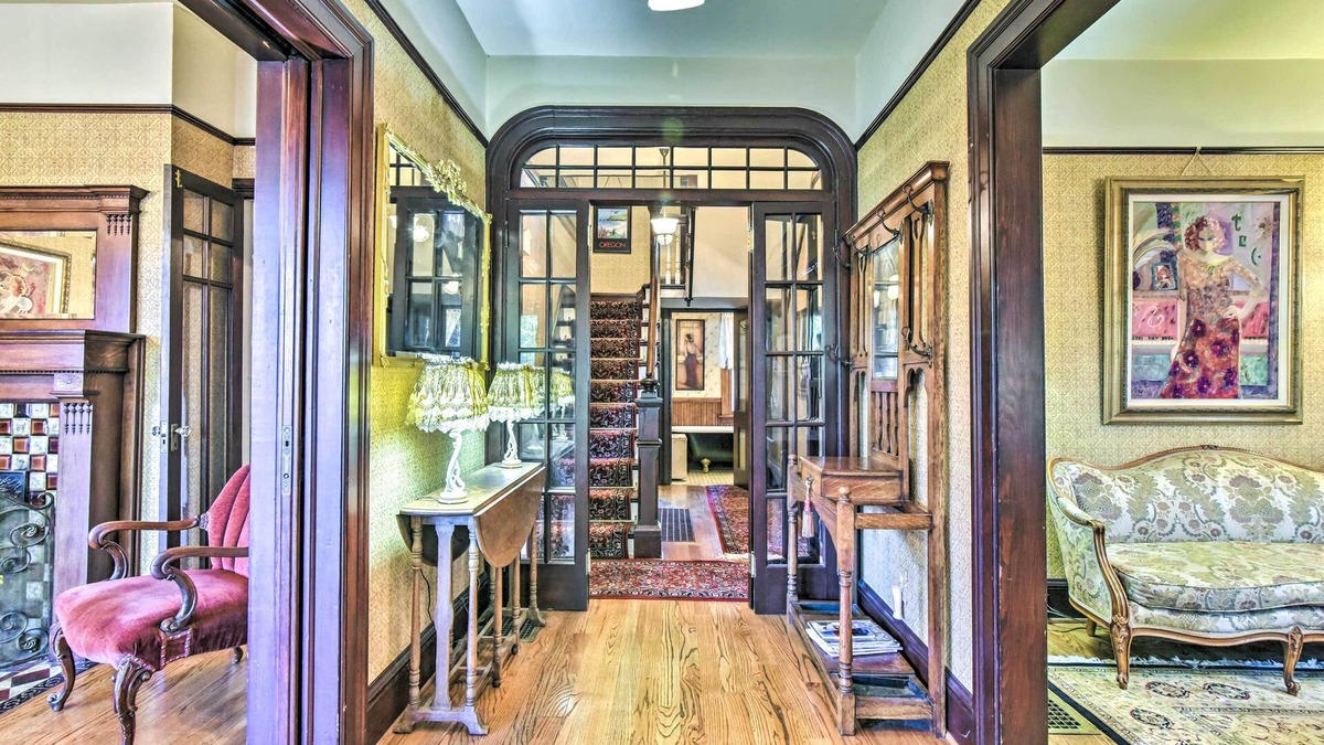 Lloyd District Cottage | Historical Portland Home < 2 Mi to Downtown!