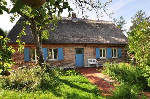 Bellin House | Historisches Reetdachhaus mit Bauwagen und großem Obstgarten