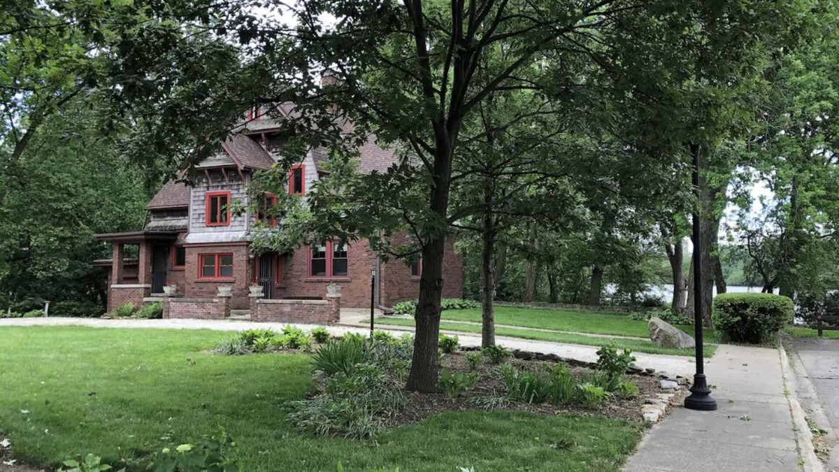 Kankakee House | History and Luxury on the Kankakee River.
