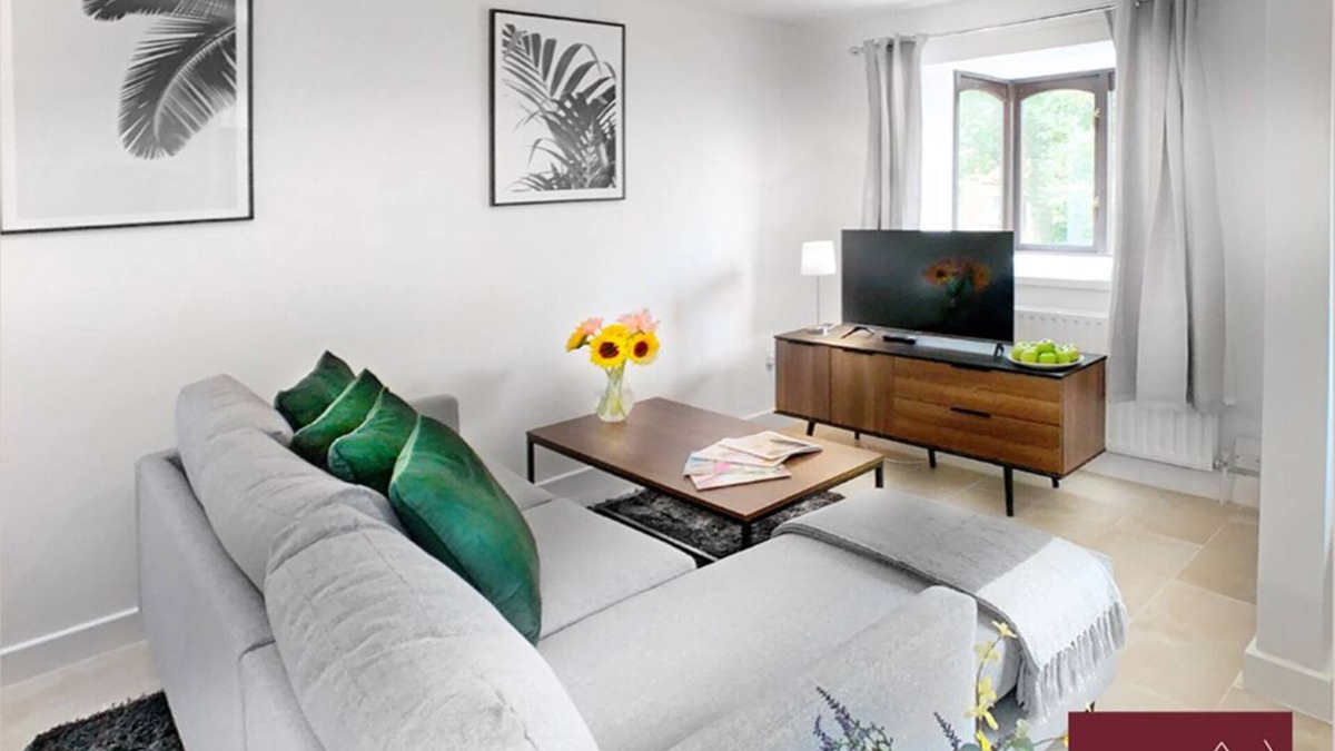 Hitchin Apartment | Hitchin - 2 Bedroom Coach House - With Parking