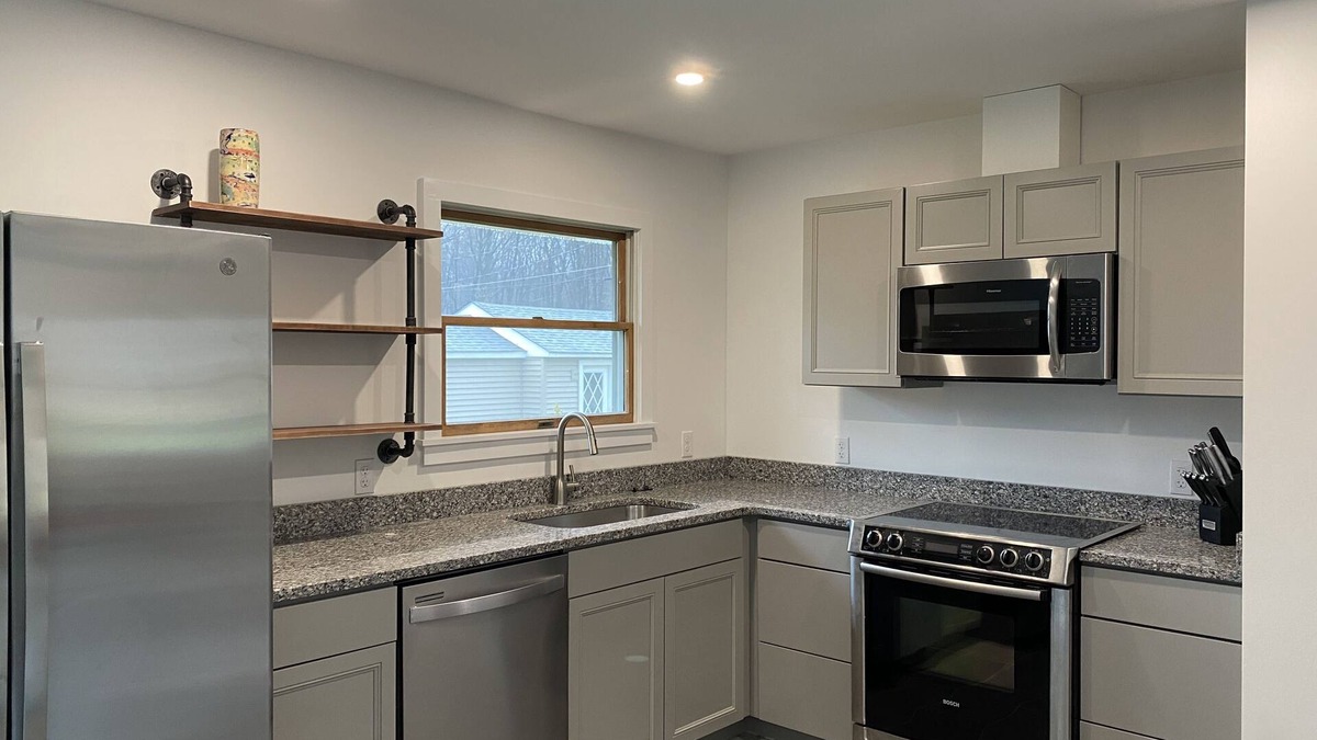 Saugerties South House | HITS, Village, Hiking & more!