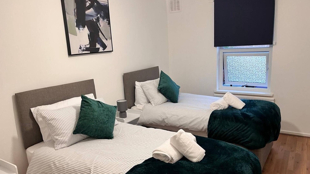 Thamesmead East House | Hive stays close to Abbeywood free parking WIFi
