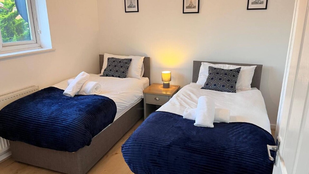 Kettering House | Hive Stays, sleeps 3, Free Parking, Wifi, Smart Tv