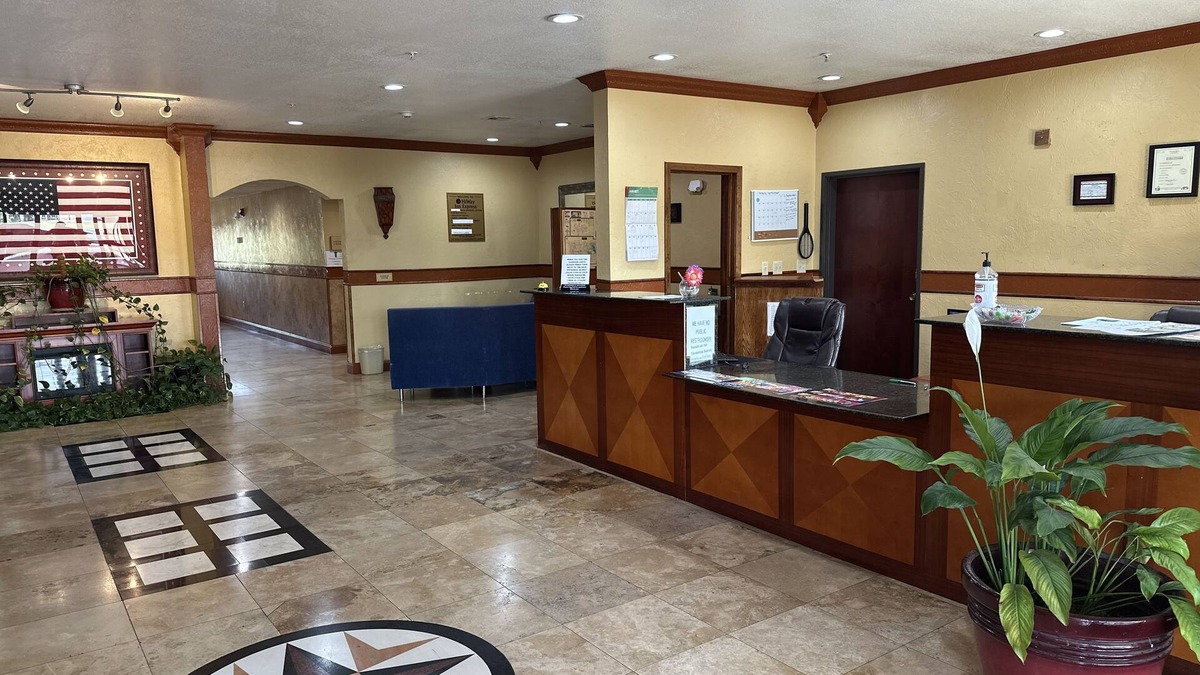 Hugo Hotel | HiWay Inn Express