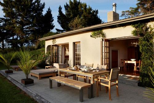 Pataua Villa | Hiwi at Tahi - luxury bungalow with seaviews