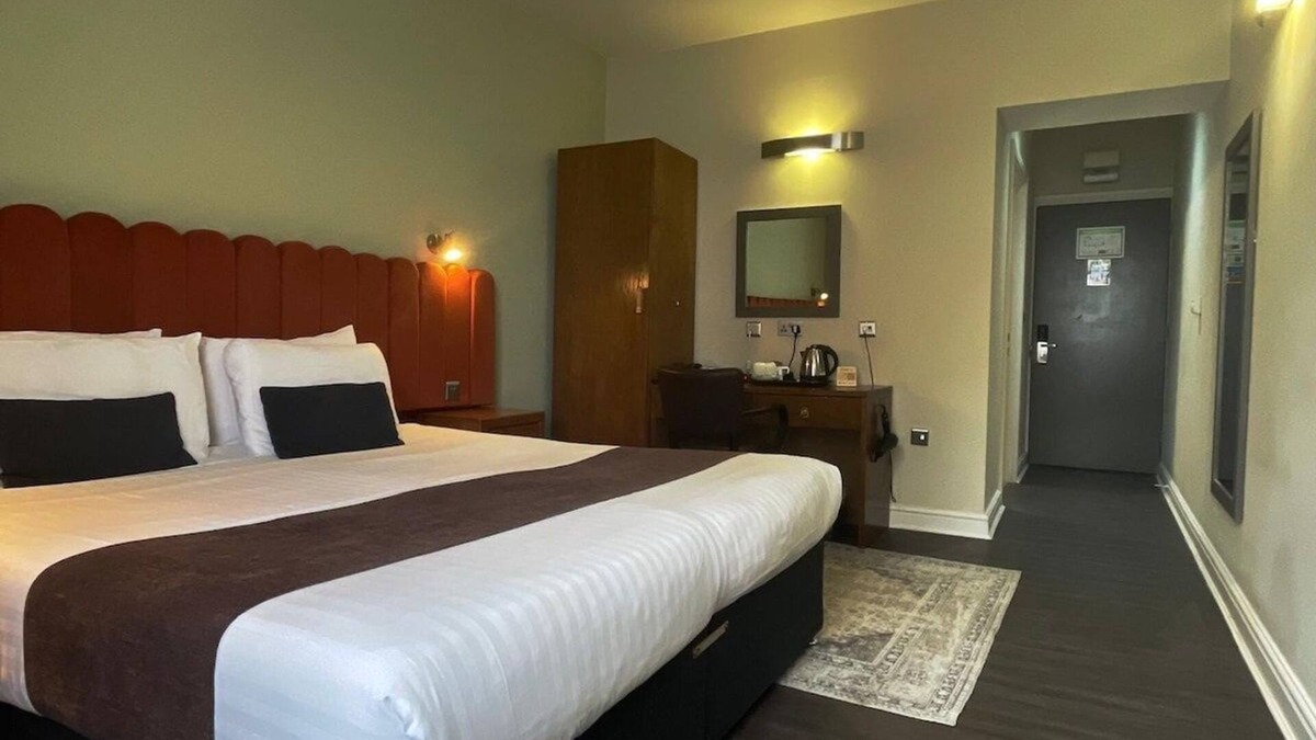Newcastle-upon-Tyne Apartment | HNFC Stays -En-Suit with Parking