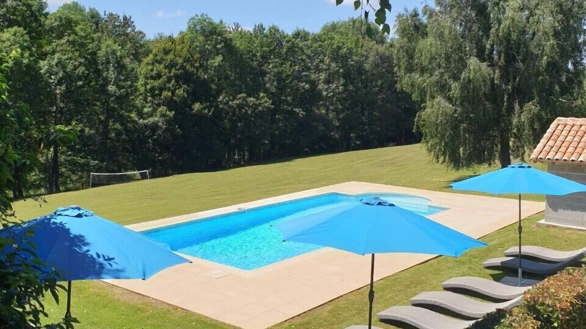 Saint-Barthelemy-de-Bussiere House | Holiday Gîtes in Dordogne - L'arbre Magnolia, a tranquil gite with pool