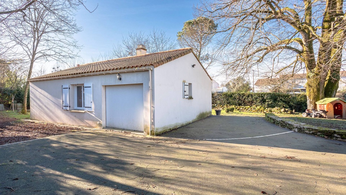 Saint-Georges-de-Pointindoux House | Holiday Home 'Petite Maison' with Private Garden and Wi-Fi