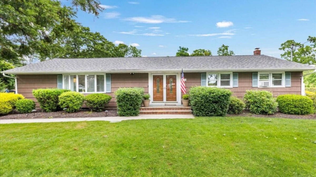 East Patchogue House | Ho Hum Holiday South of the Highway