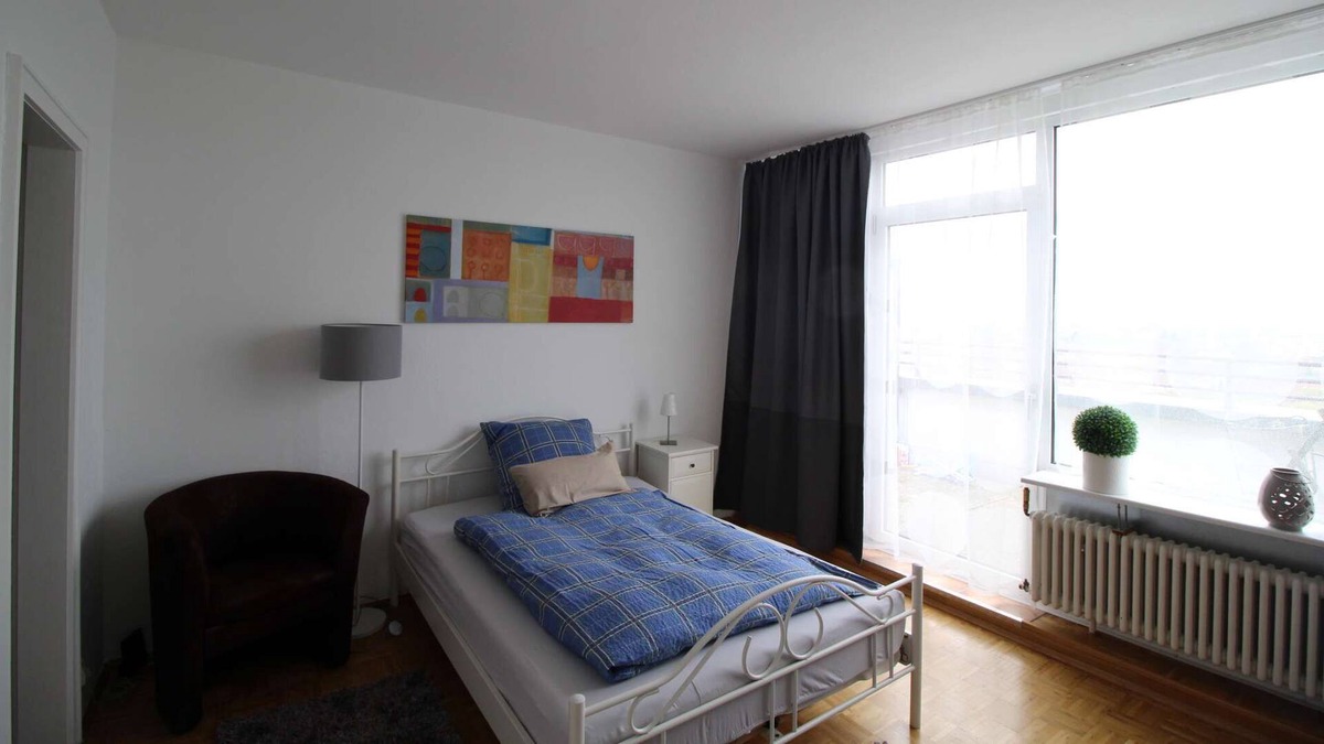 Sankt Augustin Apartment | HÖ01 large apartment with dryer and washing machine