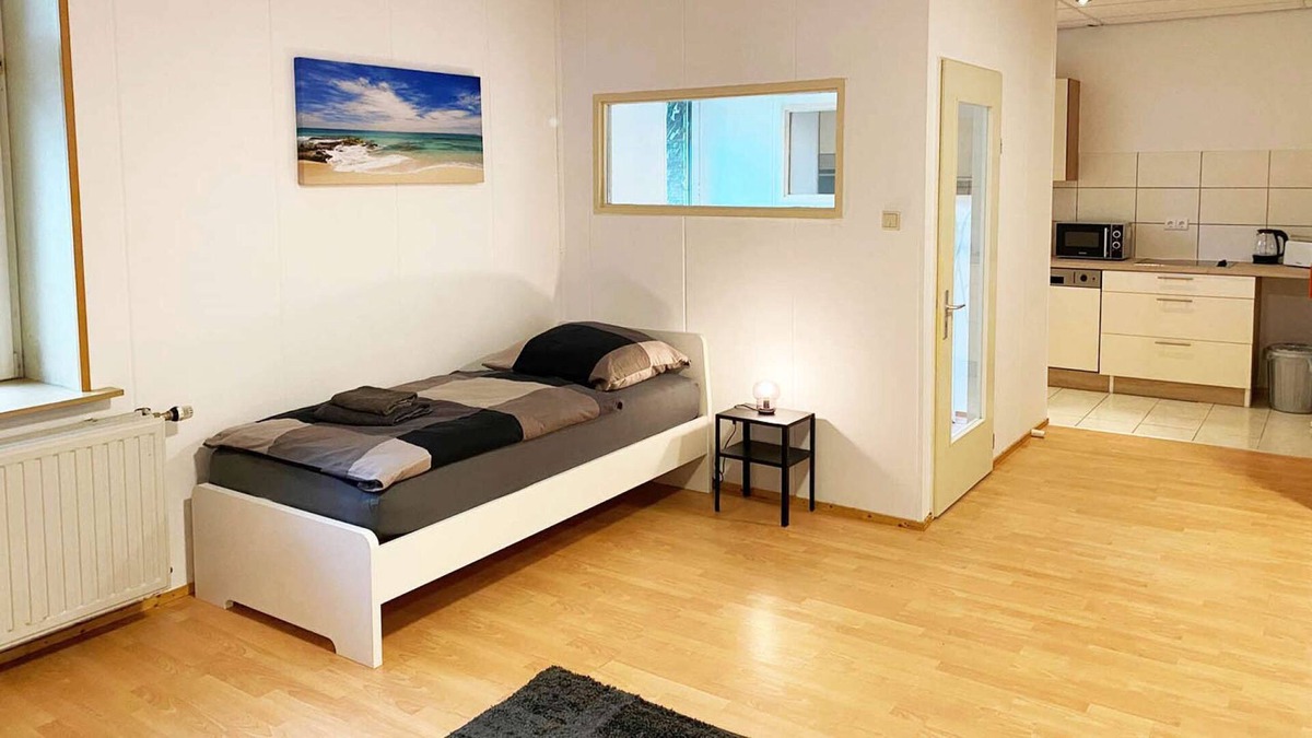 Bedburg-Hau Apartment | HÖ01 large apartment with dryer and washing machine