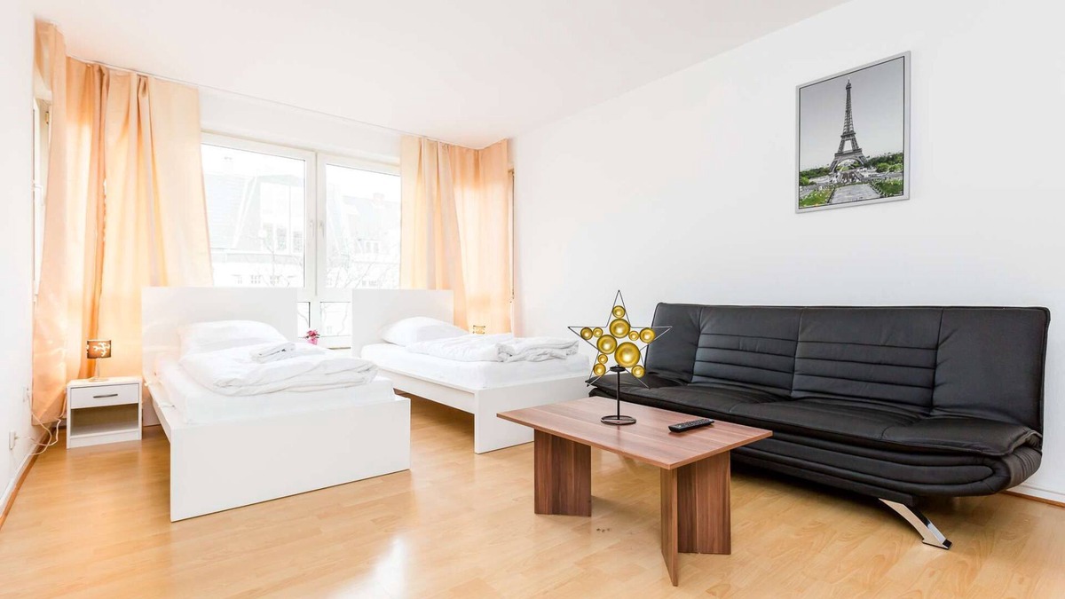 Golzheim Apartment | HÖ01 large apartment with dryer and washing machine