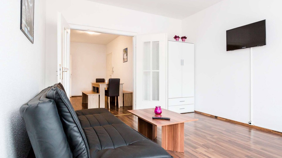 Golzheim Apartment | HÖ01 large apartment with dryer and washing machine