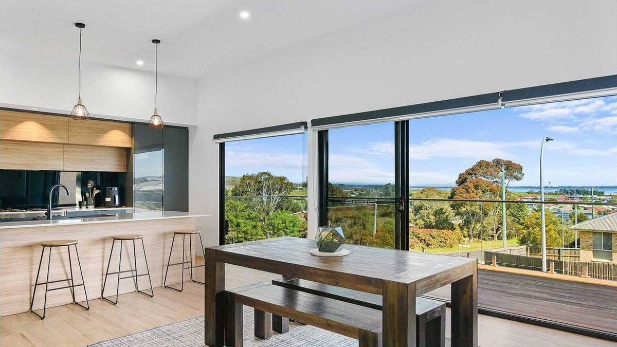 Sorell House | Hobart Haven: Scenic 4BR - Mountain & Water Views Pet friendly & perfect 4groups