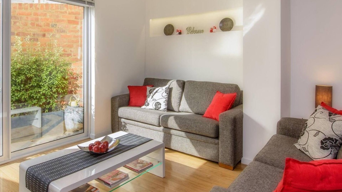 Hobart Central Business District Apartment | Hobart inner-city apartment with off street car parking; easy walk to CBD