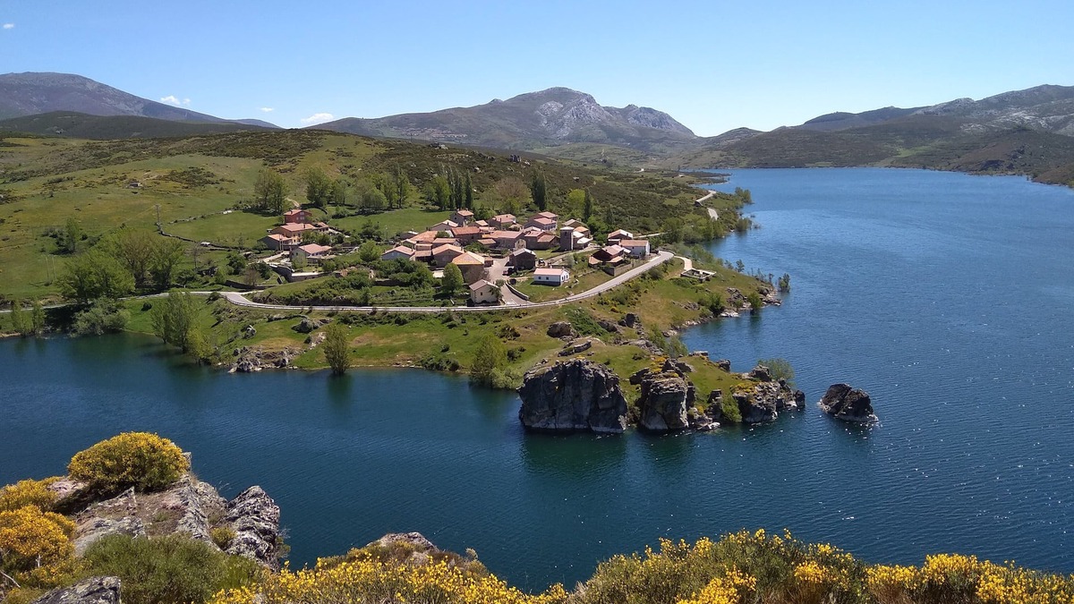 Cardano de Abajo House | Hobbit House (bioclimatic and half-buried with green cover).