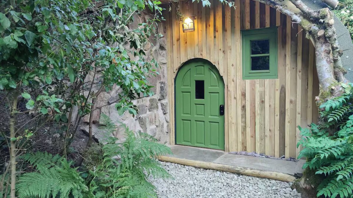 Edenfield Cabin | Hobbit House in The Dell, Edenfield