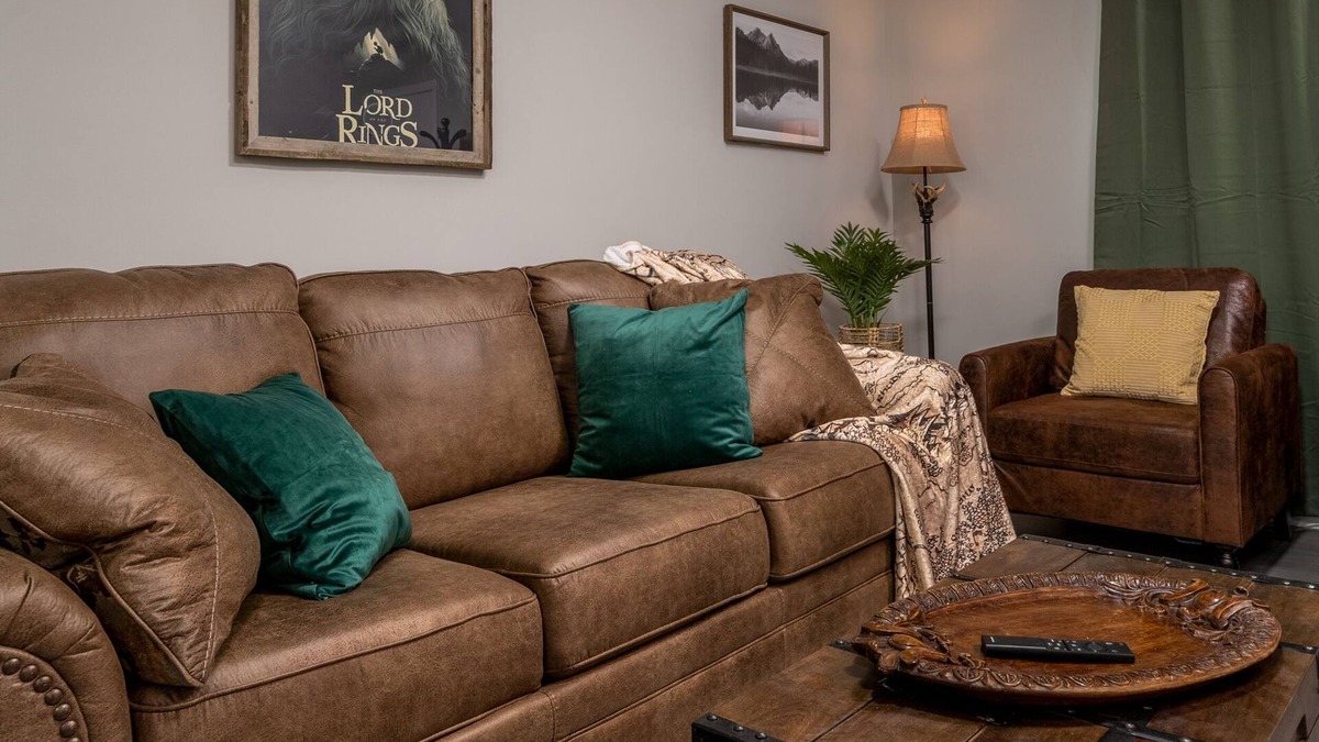Oakwood House | Hobbiton Charm 2 BR Townhouse with LOTR inspired theme.