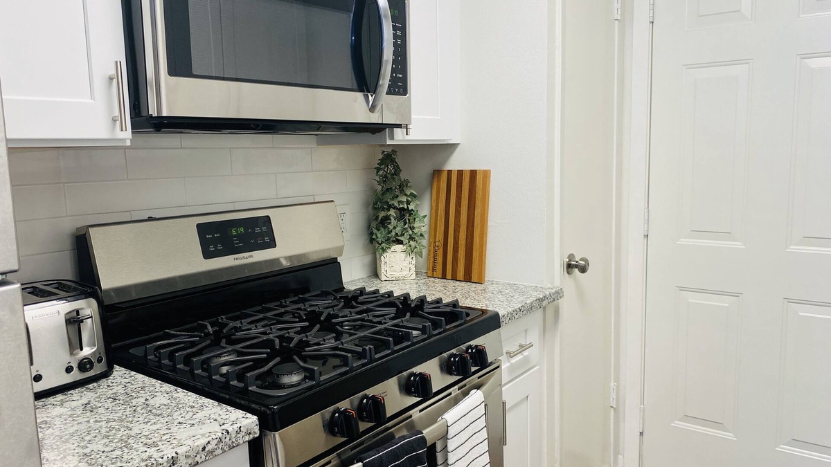 Pasadena House | Hobby Airport and very affordable your Home Away from Home