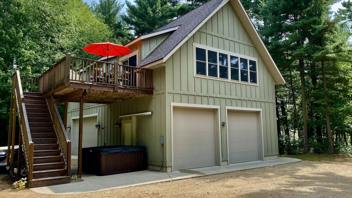 Fennville Cottage | Hobby Farm stay with Hot Tub 10 min to Saugatuck/South Haven