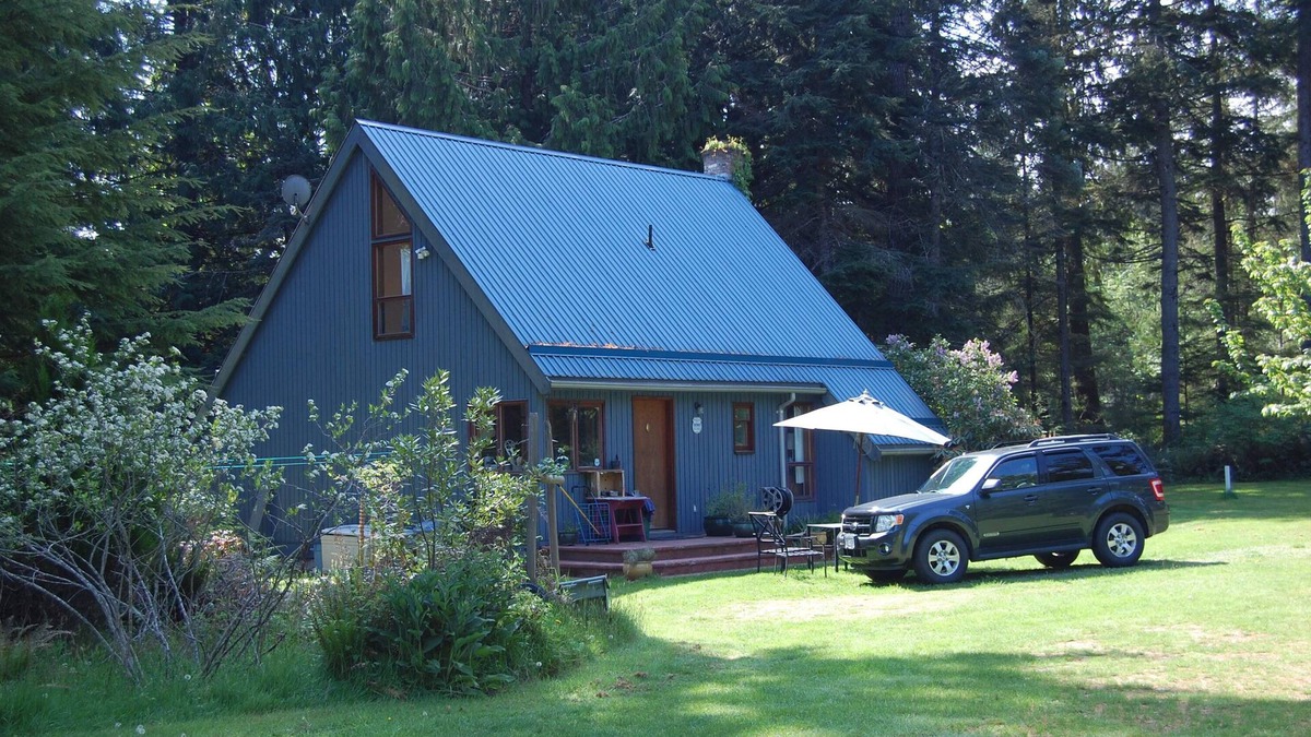 Regional District of Nanaimo Cottage | Hobos Pond Cottage. A pet friendly place on the gorgeous Englishman River.