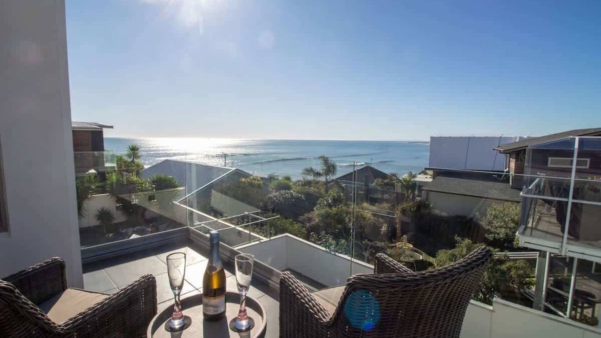 New Plymouth Apartment | Hobson Hot Spot - enjoy stunning sea views