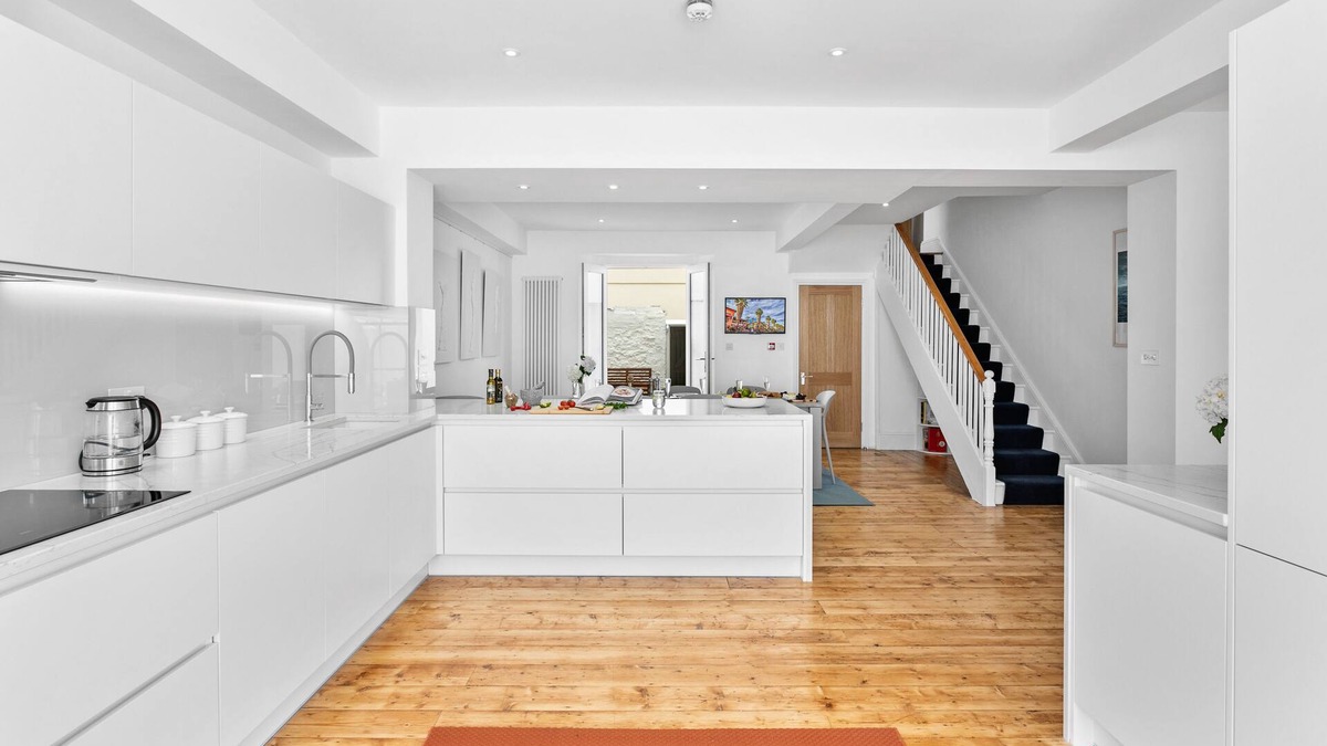 Plymouth House | Hoe Park House | Sleeps 10 | Historic, Central | Near Dining, Bars & Seafront
