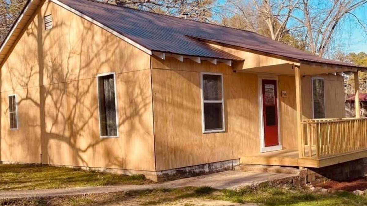 Eminence Cottage | Hogan's Hideout Clyde Manor-Cozy Space to enjoy.