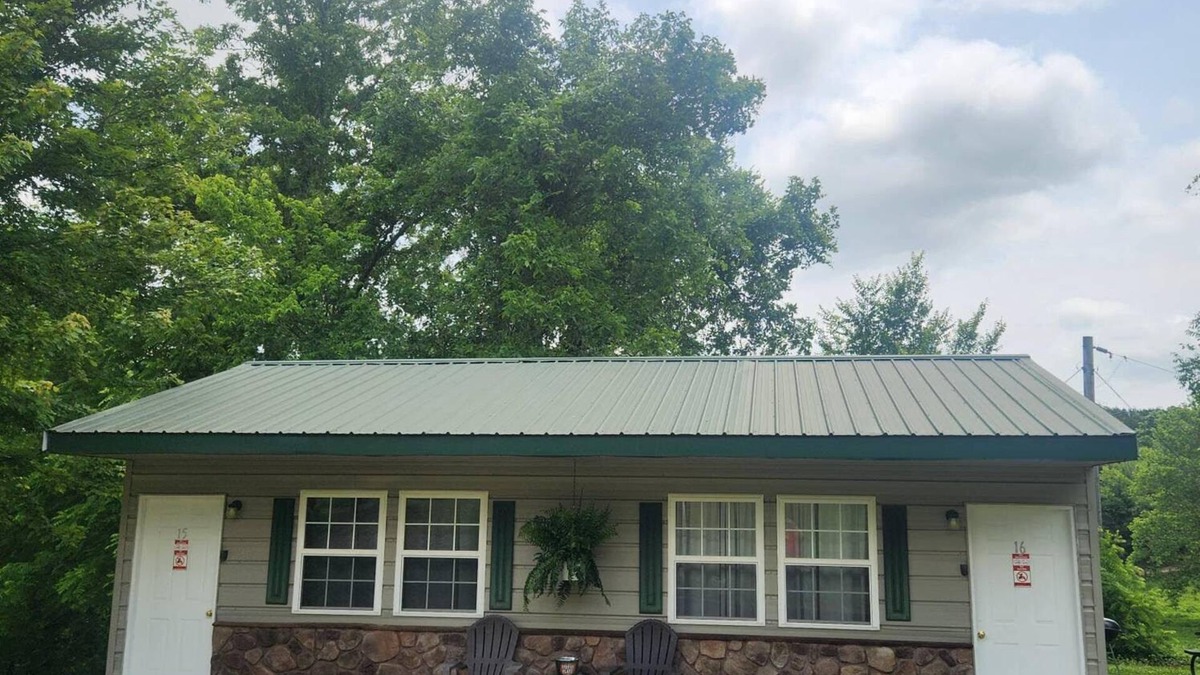 Eminence Cottage | Hogan's Hideout Duplex #16 Cozy and charming