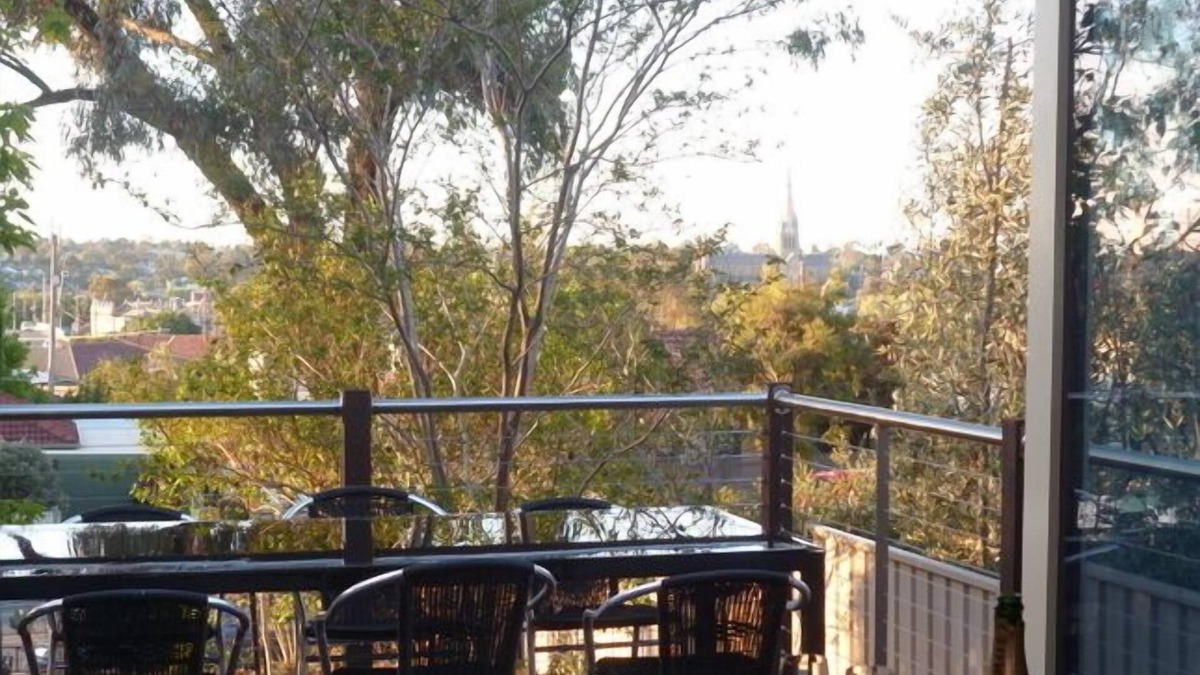 Quarry Hill House | HogmortHomes 2 BR 1km CBD 5 Stars Pet Friendly