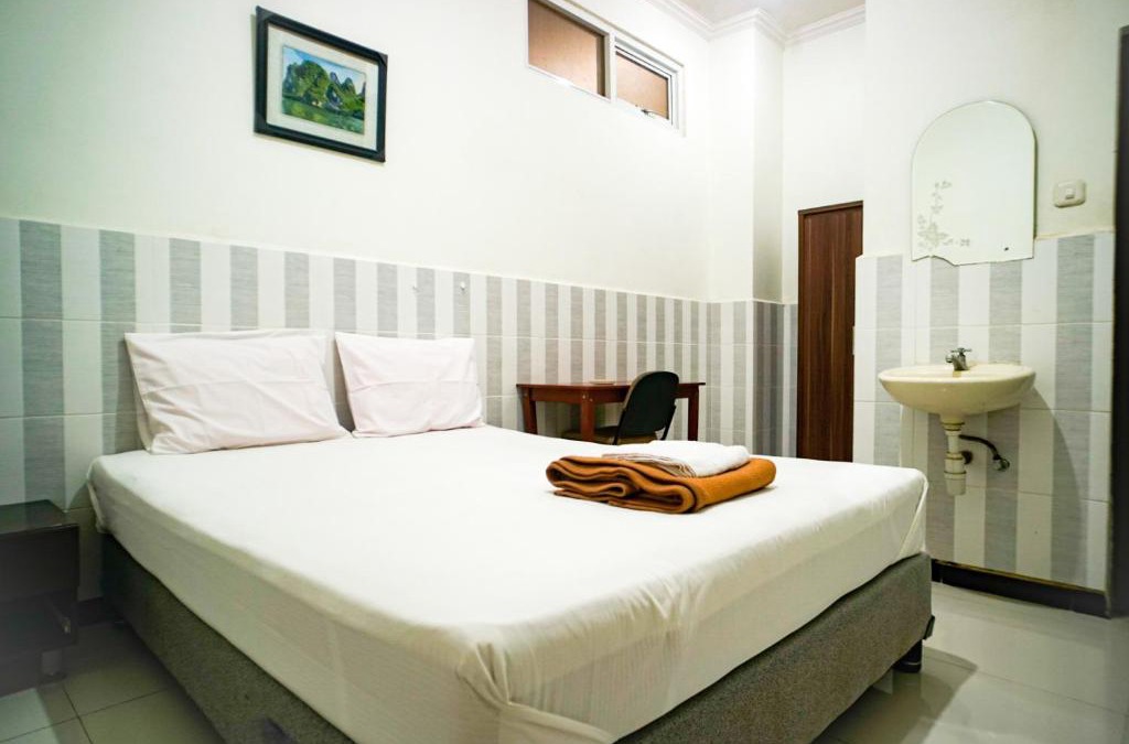 Gubeng Hotel | Hoki Homestay Mitra RedDoorz near Rumah Sakit Dr Soetomo Surabaya
