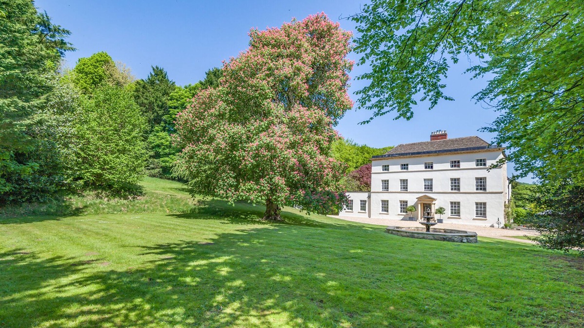 Inchbrook House | Holcombe House - Five Bedroom House, Sleeps 11