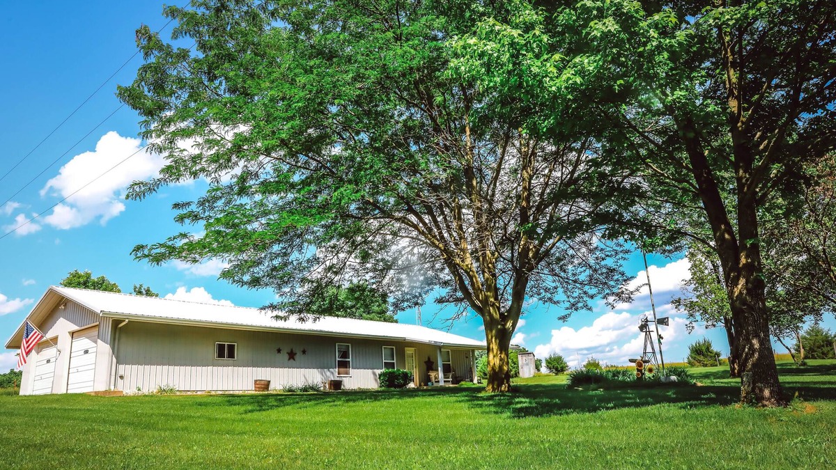 Stoutsville House | Holder House at Beautiful Mark Twain Lake.