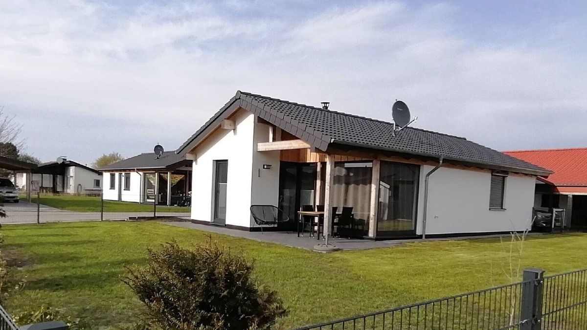 Butjadingen House | Holiday Home 'Ferienhaus Nordwind G3 Premium' with Private Terrace, Private Garden and Wi-Fi