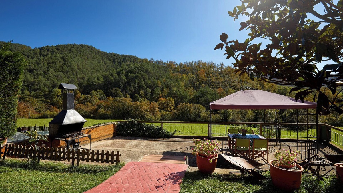 Sant Joan de Les Abadesses House | Holiday Home 'El Xalet, El Reixac Casa Rural' with Mountain View, Shared Pool & Wi-Fi