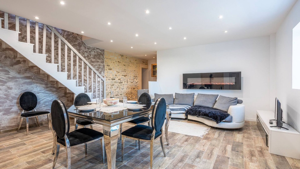 Saint-Martin-des-Fontaines House | Holiday Home 'Magnifique Maison' with Shared Terrace and Wi-Fi