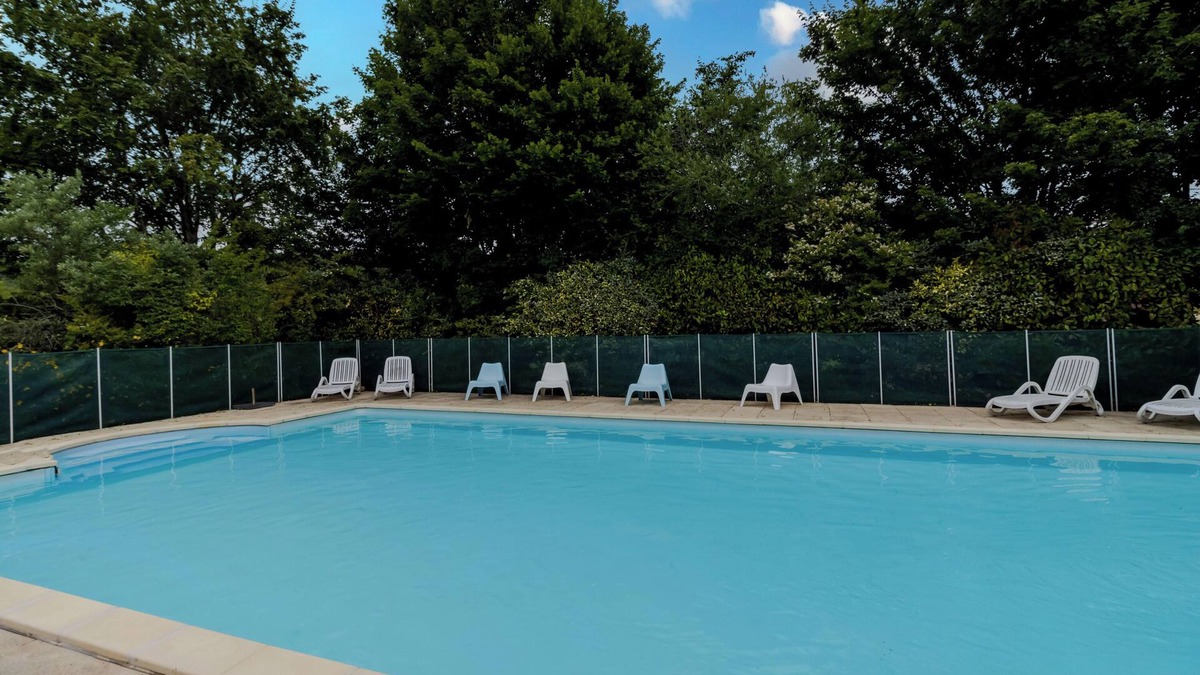 La Boissiere-d’Ans House | Holiday Home 'La Barge' with Shared Pool, Private Terrace and Wi-Fi
