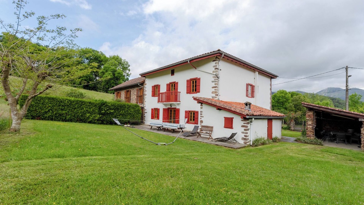 Saint-Etienne-de-Baigorry House | Holiday Home 'Etxaluzenea' with Mountain View, Private Terrace and Wi-Fi