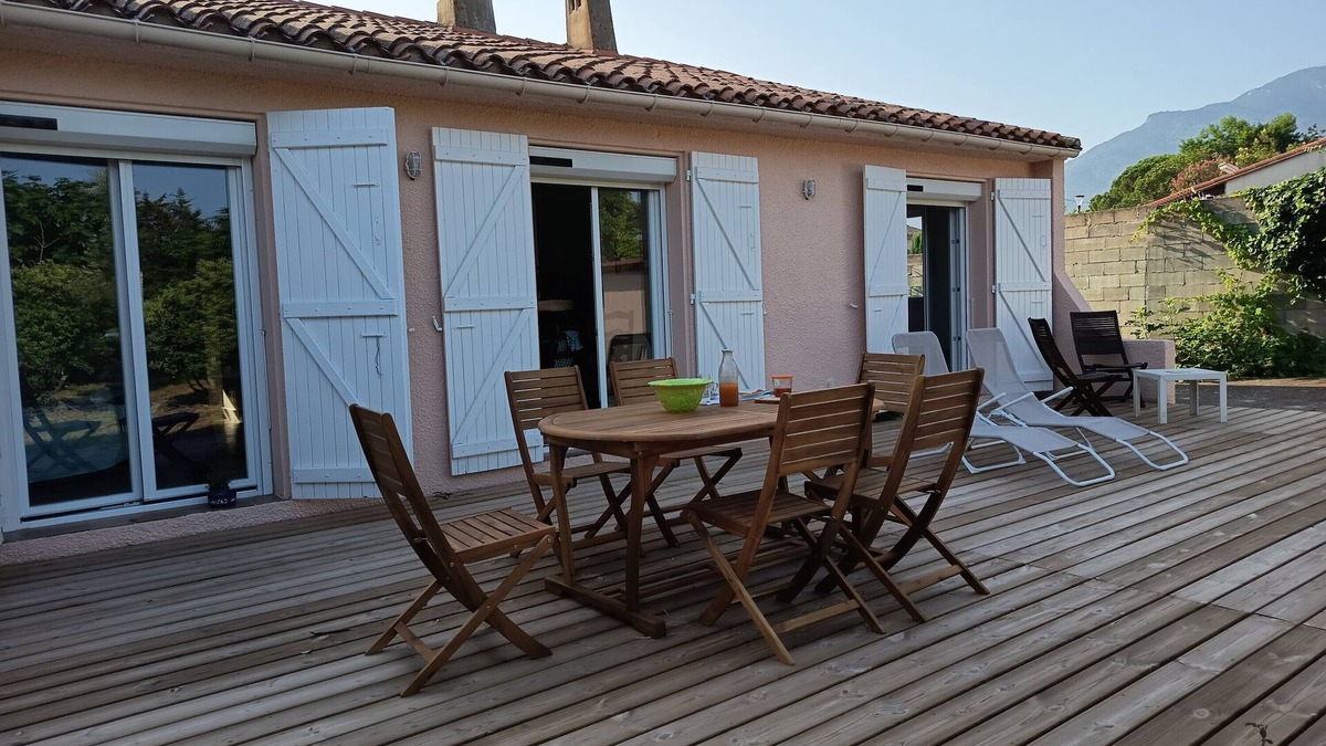 Saint-Genis House | Holiday Home 'Des Barnèdes' with Private Pool, Wi-Fi and Air Conditioning